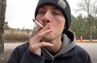 Лечение зависимости от табакокурения в Азове Мужчина с сигаретой делает затяжку