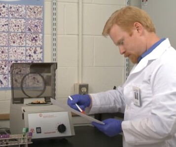 Клиника лечения наркозависимости в Азове Врач в кабинете клиники