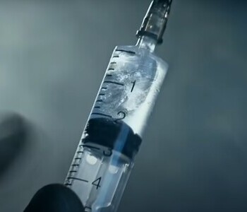 Лечение зависимости от тропикамида в Азове Шприц с жидкостью