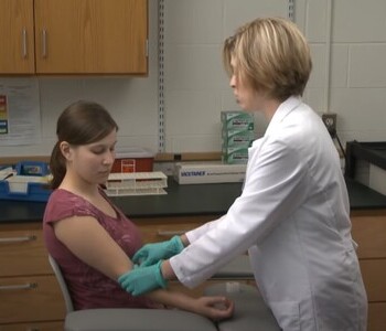 Лечение зависимости от аптечных препаратов в Азове Врач делает инъекцию пациентке