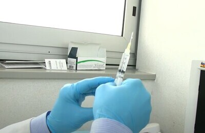 Проведение кодирования Вивитролом в Азове Шприц с Вивитролом в руках у врача